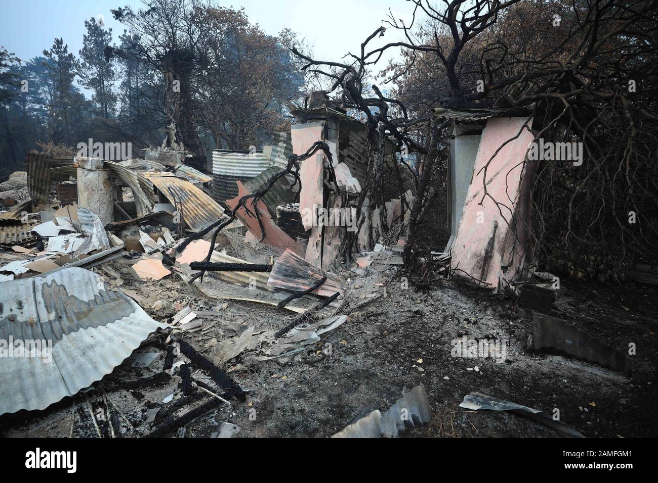 (200113) -- CANBERRA, le 13 janvier 2020 (Xinhua) -- photo prise le 12 janvier 2020 montre les ruines laissées par les feux de brousse dans le village de Wingello, à environ une heure et demie de route de Canberra, capitale de l'Australie. Au moins 28 personnes sont mortes et plus de 2 000 maisons ont été détruites à travers le pays dans des feux de brousse en Australie. (Photo De Chu Chen/Xinhua) Banque D'Images