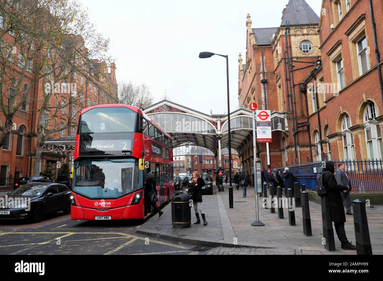 Passagers embarquement numéro 2 West Norwood bus rouge à impériale et personnes se tenant à l'extérieur de la gare de Marylebone à Londres N°1 UK KATHY DEWITT Banque D'Images