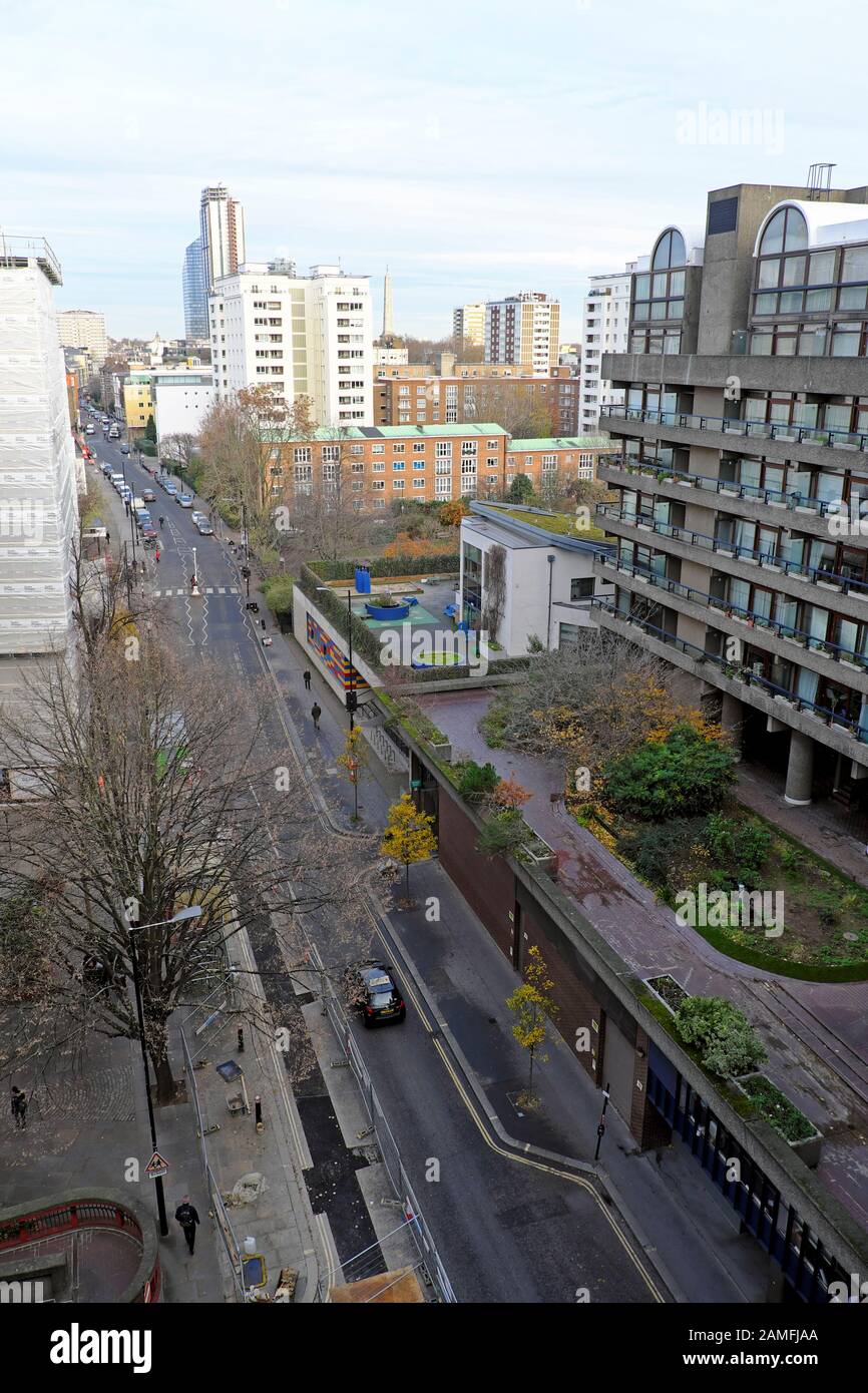 Les appartements précédents de la Weston Primary School et de Barbican Estate offrent une vue en hiver depuis au-dessus de Golden Lane dans la ville de Londres ce 1 UK KATHY DEWITT Banque D'Images