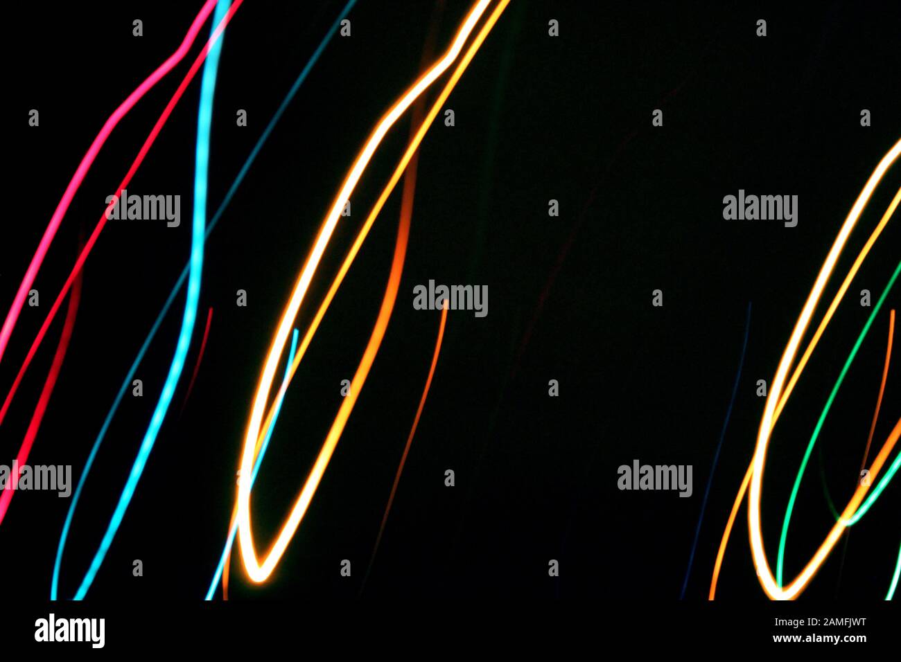 Lignes de couleur multicolores peinture claire du feu dans l'obscurité. Gros plan sur la vue d'arrière-plan de nuit noire. Espace de copie de texte. Concept de fête Banque D'Images