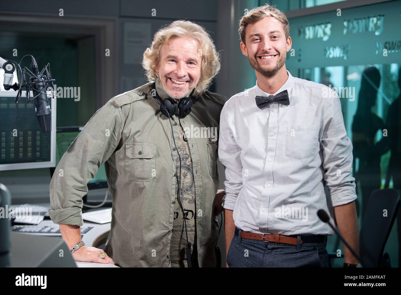 Baden Baden, Allemagne. 13 janvier 2020. Thomas Gottschalk (l) se tient  dans le studio SWR 3 avec le co-hôte Constantin Zöller avant le début de  son émission de radio 'SWR 3 Gottschalk