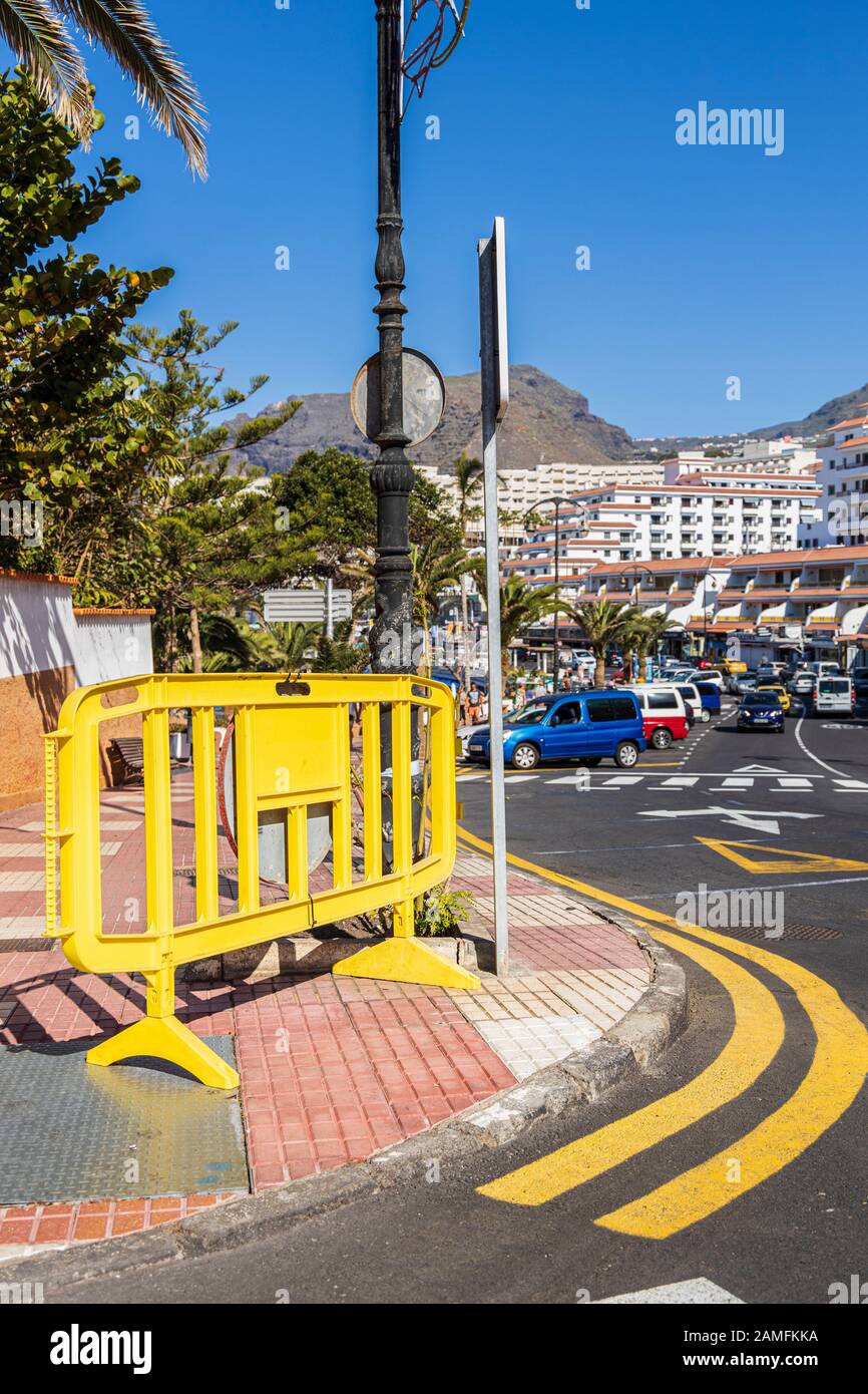 Barrière en plastique jaune sur le sentier de Playa Arena, Tenerife, îles Canaries, Espagne Banque D'Images