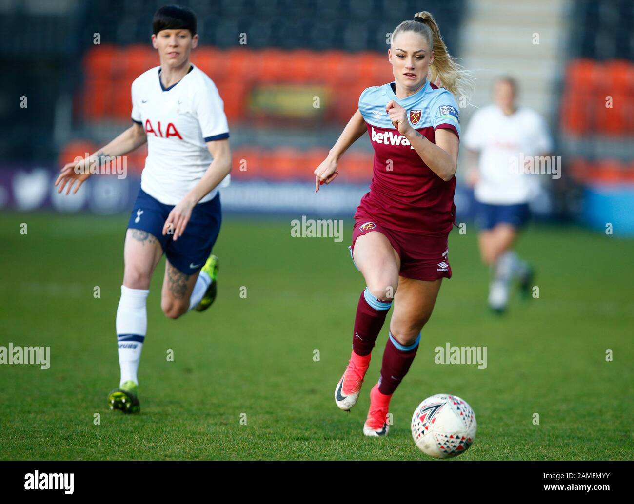 Londres, ANGLETERRE - 12 janvier : L-R Ashleigh Neville de Tottenham Hotspur Ladies et Alisha Lehmann de West Ham United WFC pendant Barclays FA Women's S Banque D'Images