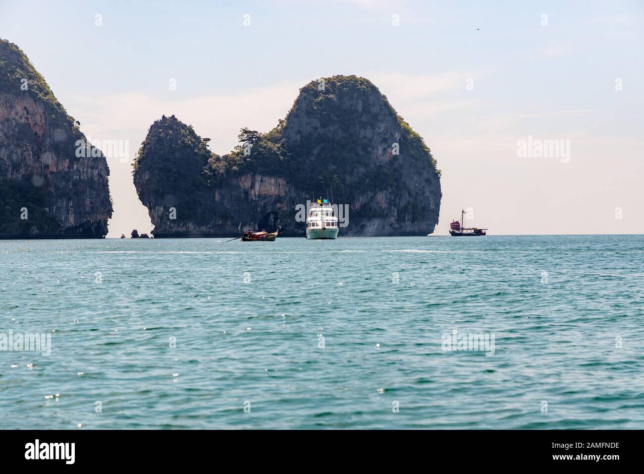 La ville de Krabi, Thaïlande - 23 novembre 2019 : Les gens de la voile sur une croisière en mer d'Andaman au large de la Thaïlande dans la plage Ao Nang, Thaïlande Banque D'Images