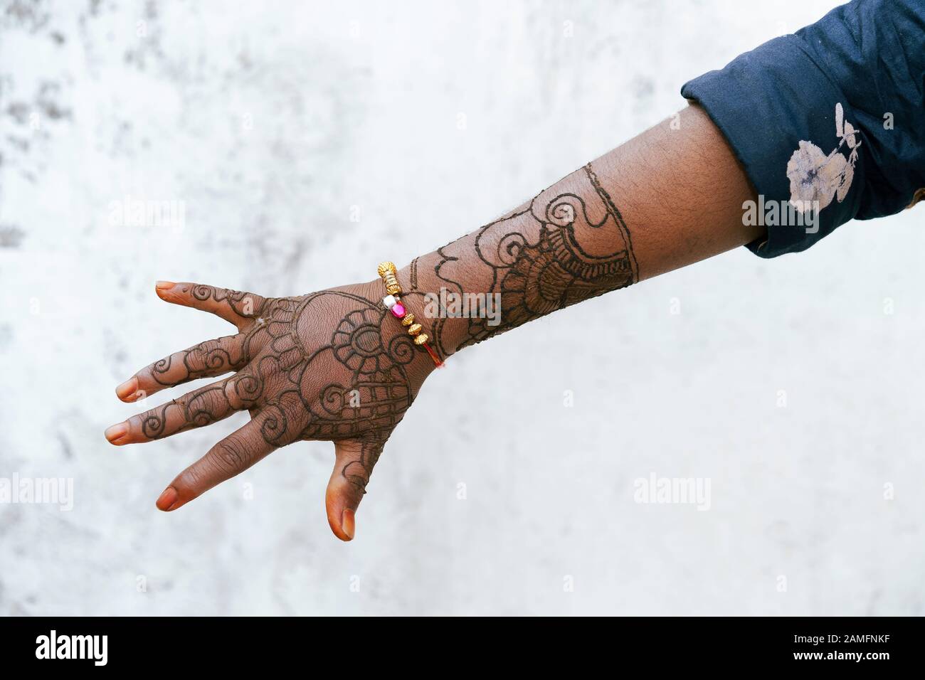 Mehndi (henna) design et séchage rituel sur la main de la robe avant le mariage à Pushkar, Rajasthan, Inde. Banque D'Images
