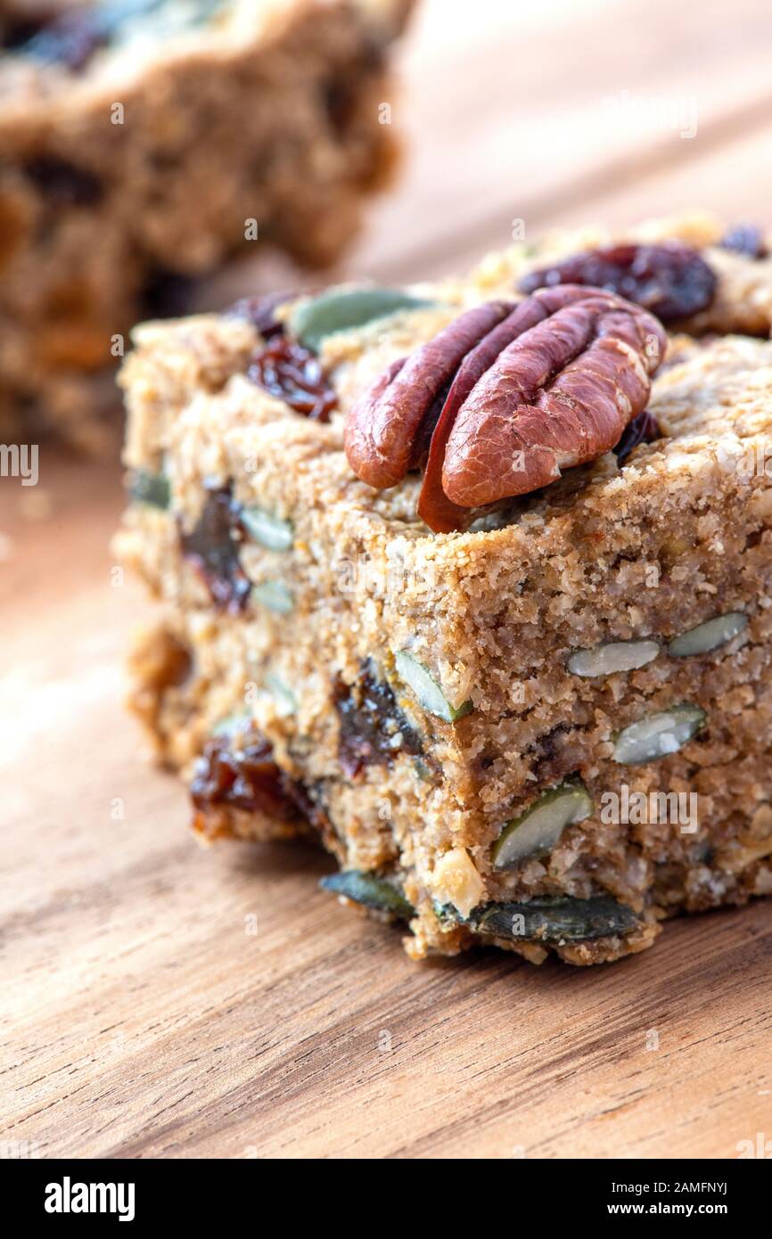 Delicieux Gateau Vegetalien A Base De Plantes Recette Remplie De Fruits A Coque Et Avoine Selective Focus Une Seule Piece Sur L Espace De Copie En Arriere Plan Photo Stock Alamy Delicieux Gateau Vegetalien A Base De Plantes Recette Remplie De Fruits A Coque Et Avoine Selective Focus Une Seule Piece Sur L Espace De Copie En Arriere Plan Photo Stock Alamy