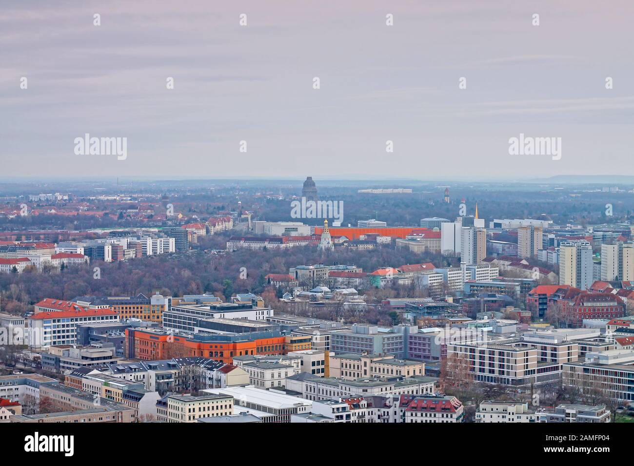 Vue aérienne du quartier de Leipzig avec Monument à la Bataille des Nations et église de mémoire russe. Leipzig, Allemagne. Banque D'Images