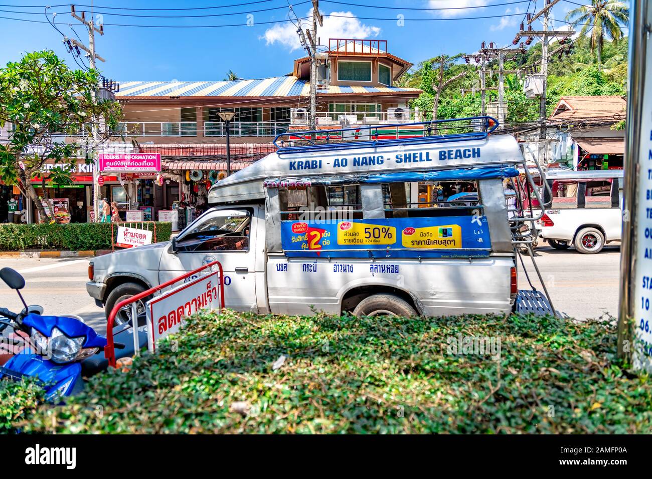 La ville de Krabi, Thaïlande - 24 novembre 2019 : une camionnette  transformée en local de bus dans
