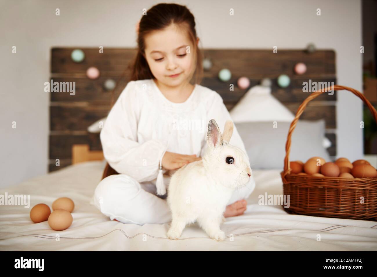 Enfant affectueux qui stracent le lapin Banque D'Images