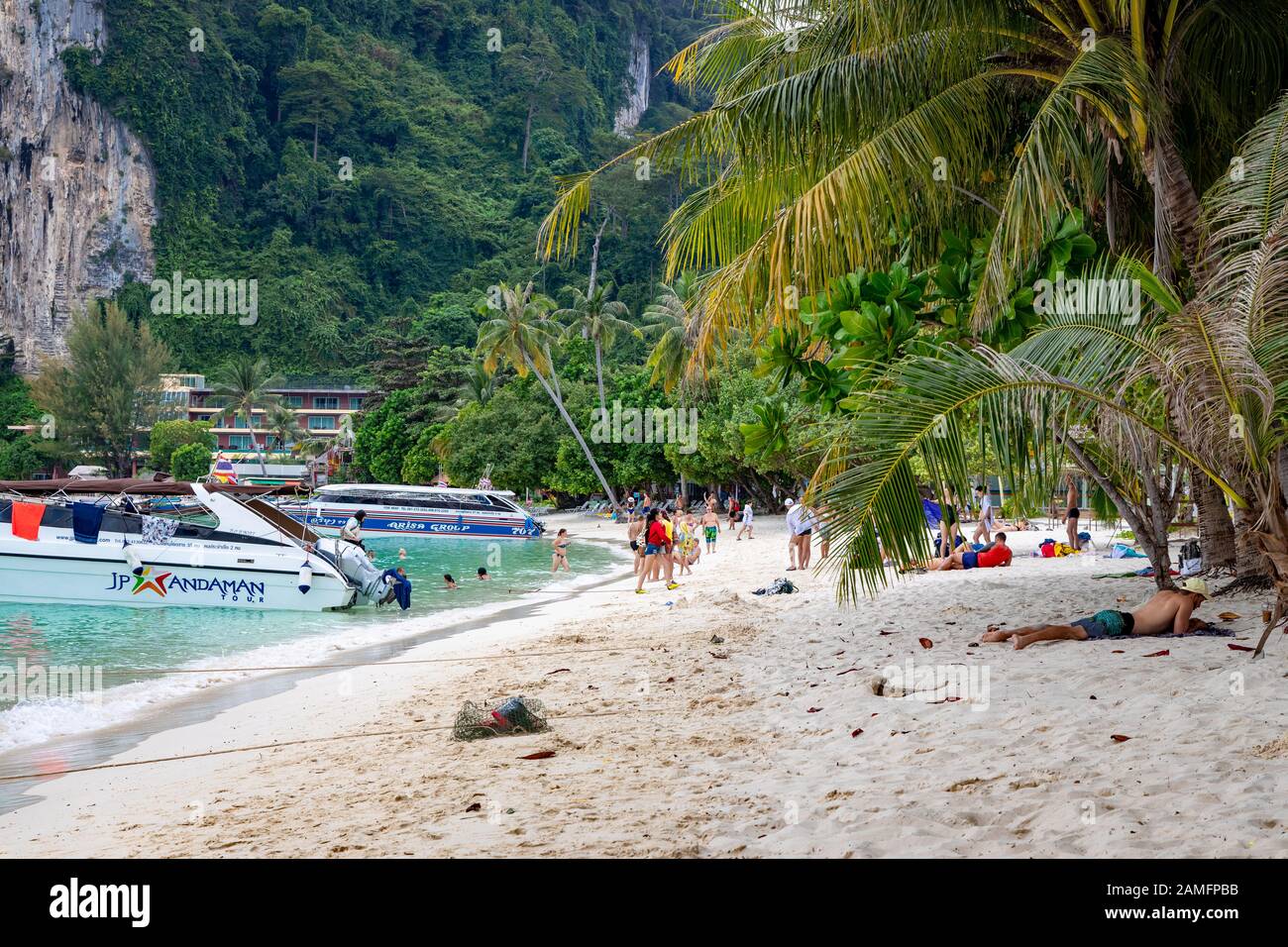 Phi Phi Island, Thaïlande - 24 novembre 2019: Les gens et les touristes bronzer à Ao Tonsai Beach dans Phi Phi Island. Banque D'Images