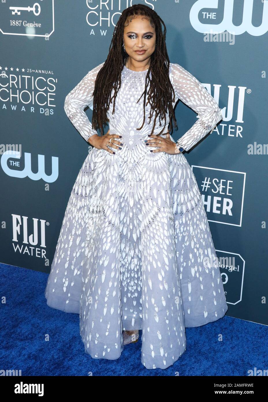 Santa MONICA, LOS ANGELES, CALIFORNIE, États-Unis - 12 JANVIER: Le directeur Ava Duvernay portant Michael Cinco arrive aux 25ème prix annuels des Critics Choice Awards qui ont eu lieu au Barker Hangar le 12 janvier 2020 à Santa Monica, Los Angeles, Californie, États-Unis. (Photo De Xavier Collin/Image Press Agency) Banque D'Images