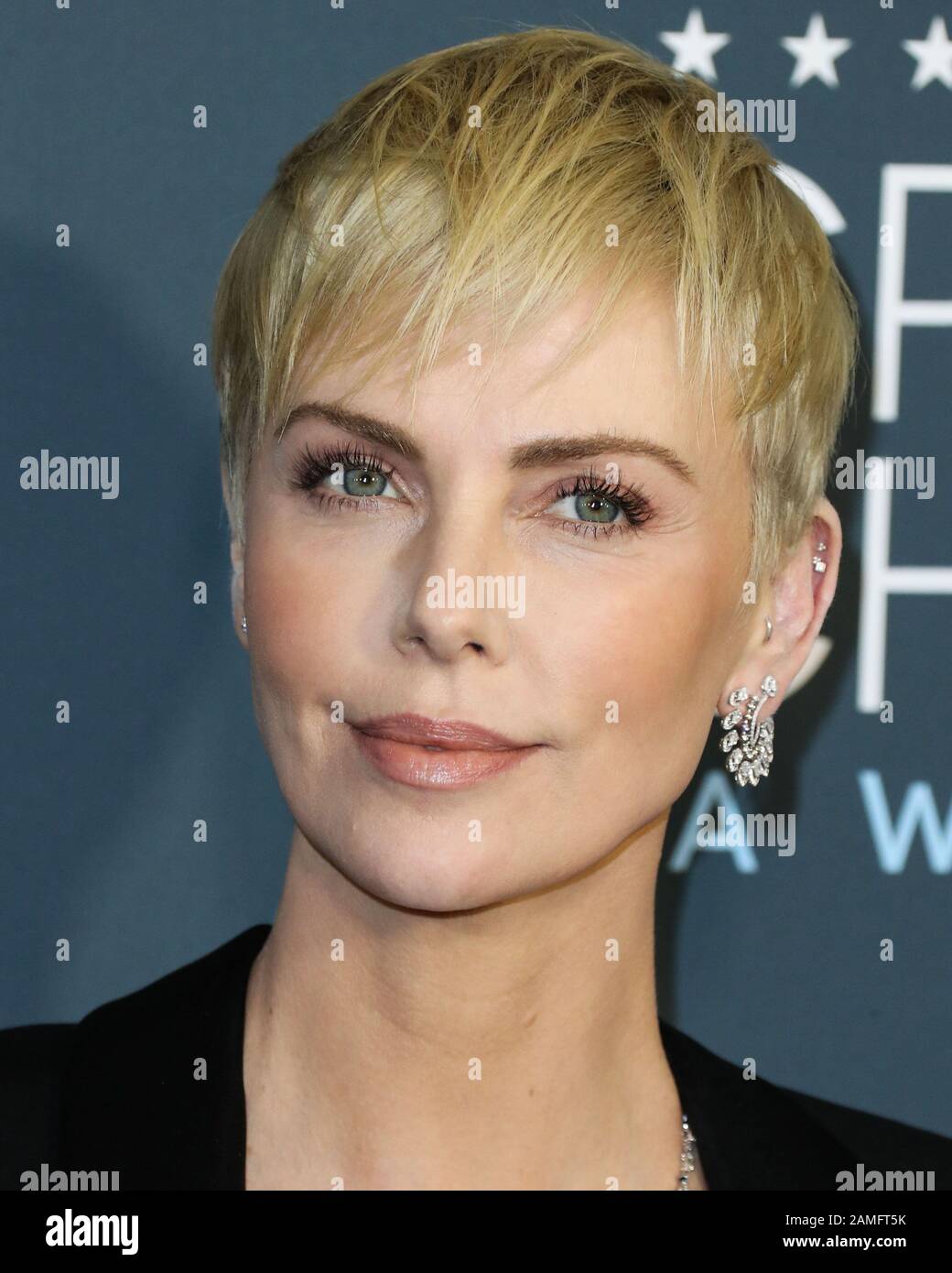 Santa MONICA, LOS ANGELES, CALIFORNIE, États-Unis - 12 JANVIER : l'actrice Charlize Theron portant Céline par Hedi Slimane avec des bijoux Messika arrive aux 25ème Prix annuels de choix des critiques qui se sont tenus au Barker Hangar le 12 janvier 2020 à Santa Monica, Los Angeles, Californie, États-Unis. (Photo De Xavier Collin/Image Press Agency) Banque D'Images