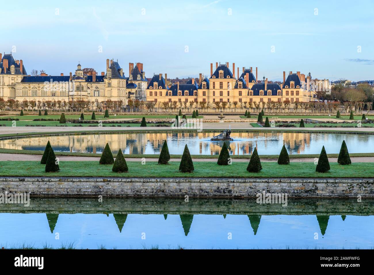 France, Seine et Marne, Fontainebleau, parc et Château royal de Fontainebleau classé au patrimoine mondial par l'UNESCO, le rond d'eau, statue de Tibre // Fra Banque D'Images