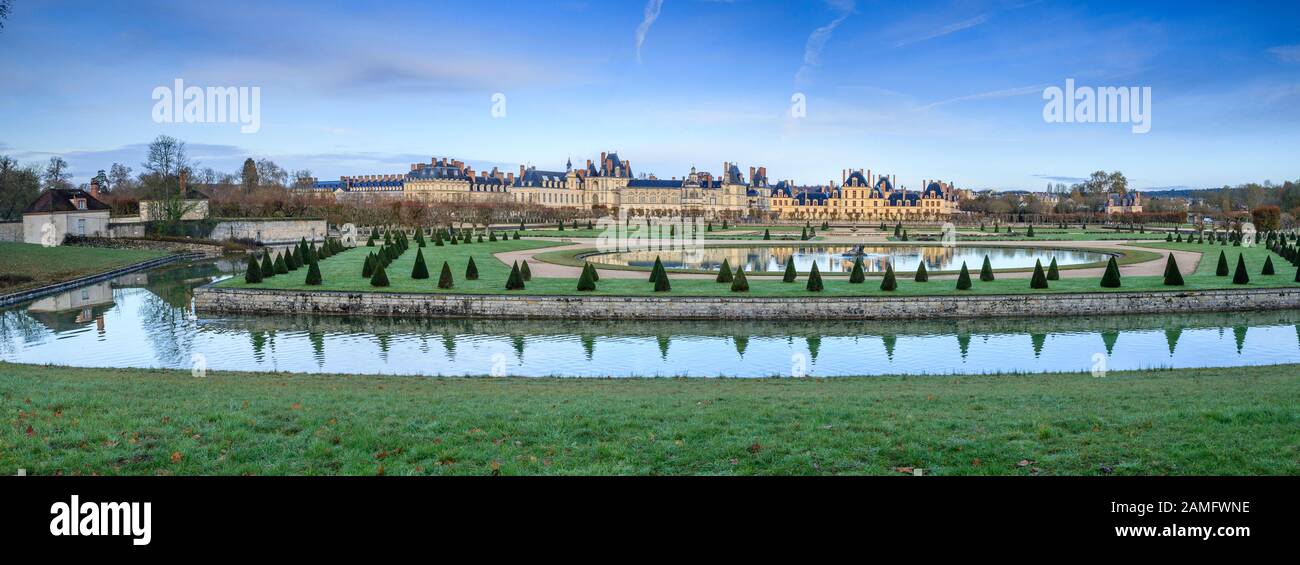 France, Seine et Marne, Fontainebleau, parc et Château royal de Fontainebleau classé au patrimoine mondial de l'UNESCO, Grand jardin avec le rond d'eau // Banque D'Images