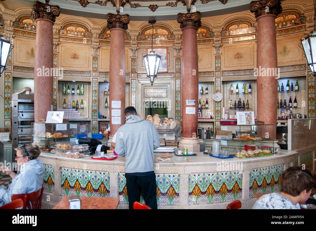 Intérieur d'une boulangerie traditionnelle portugaise, Pastelaria Padaria Sao Roque, Bairro Alto, Lisbonne, Portugal Banque D'Images