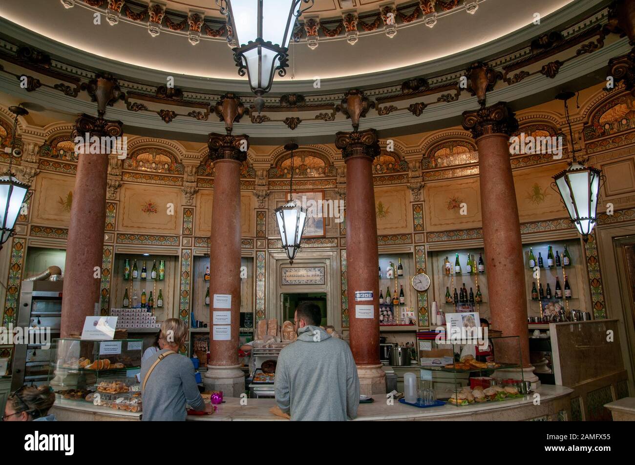 Intérieur d'une boulangerie traditionnelle portugaise, Pastelaria Padaria Sao Roque, Bairro Alto, Lisbonne, Portugal Banque D'Images