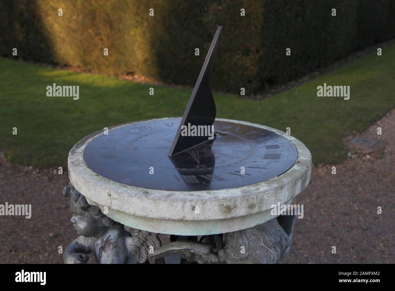 Gros plan sur le cadran solaire chérubin situé dans les jardins de Polesden Lacey, un site National Trust à Great Bookham, Surrey, Angleterre, Royaume-Uni, janvier 2020 Banque D'Images