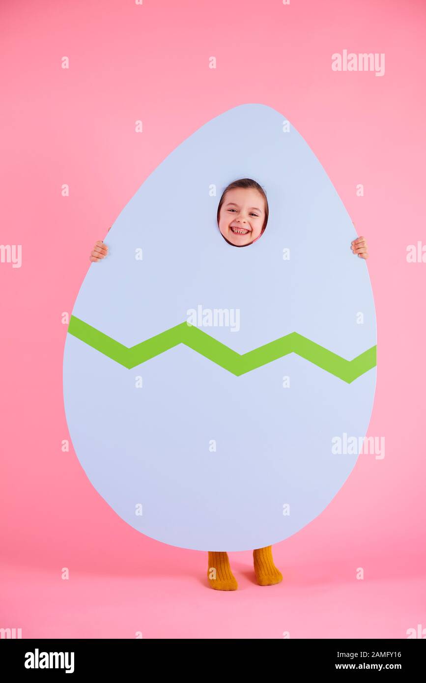 Un enfant heureux qui tient des œufs de pâques énormes Banque D'Images