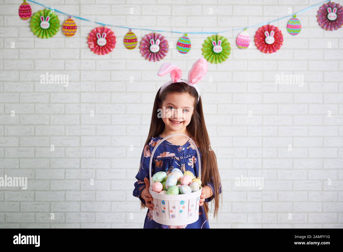 Portrait d'un enfant souriant tenant un panier d'œufs de pâques Banque D'Images
