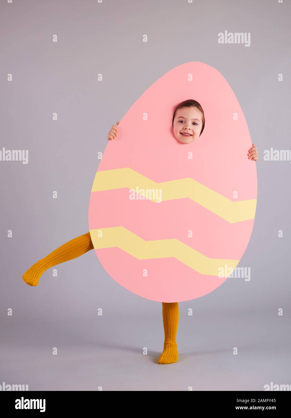 Fille en costume de pâques dansant en studio Banque D'Images