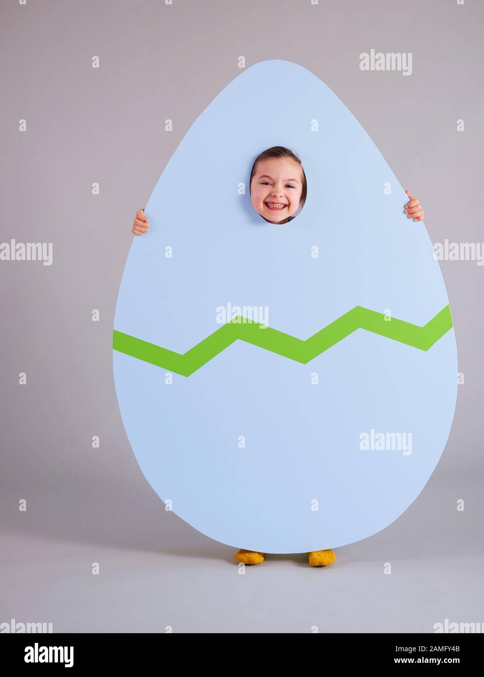 Un enfant joyeux qui tient un énorme œuf de pâques Banque D'Images