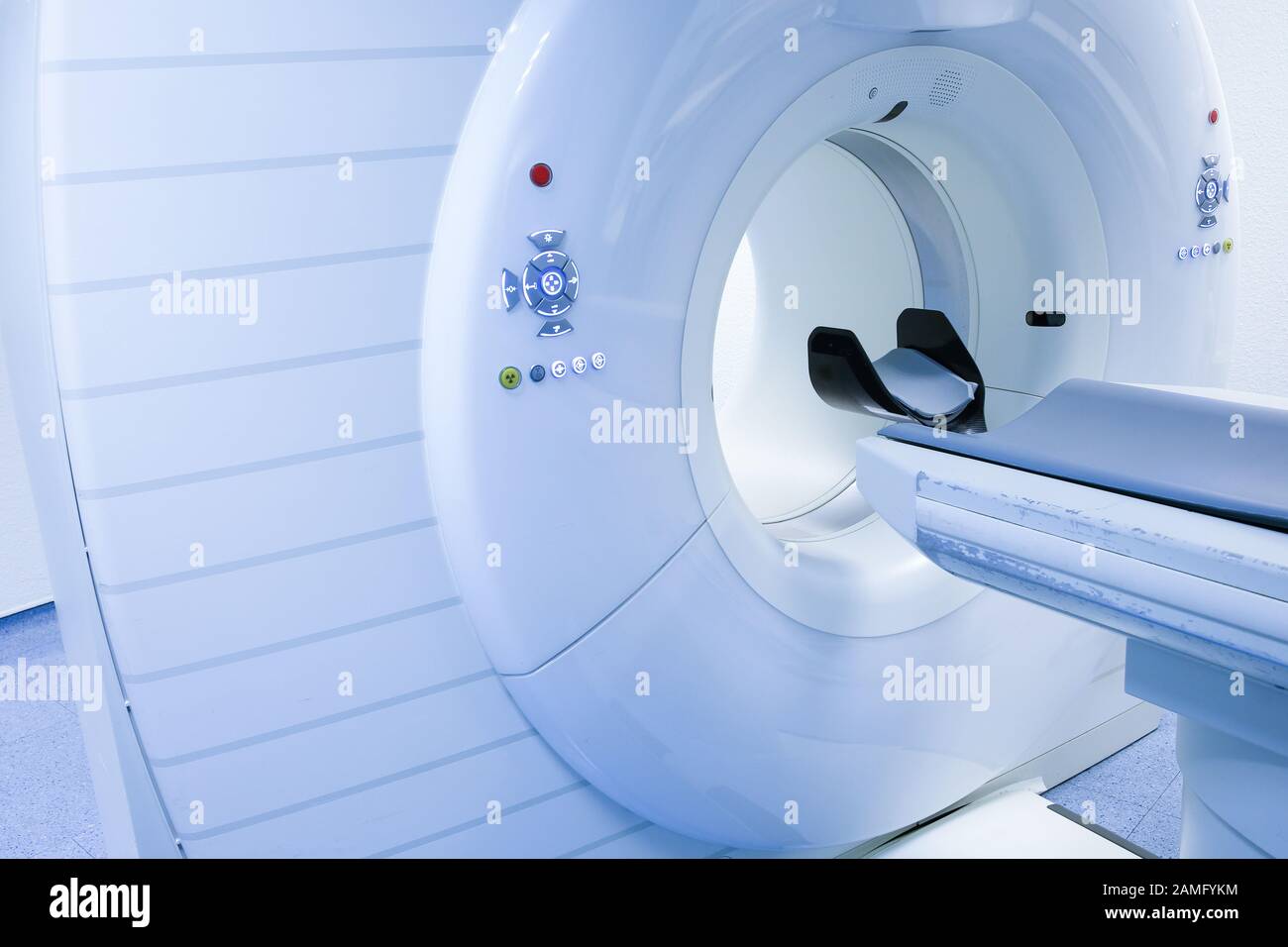 Le scanner (scanner) en laboratoire hospitalier. Les soins de santé, de la technologie médicale, des équipements de haute technologie et concept de diagnostic avec l'exemplaire de l'espace. Banque D'Images