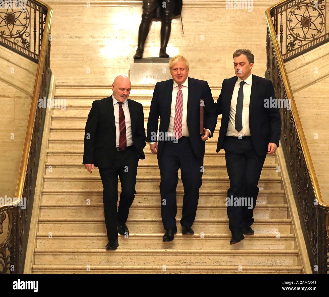 Le premier ministre Boris Johnson (centre), président de l'Assemblée de l'Irlande du Nord, Alex Maskey (à gauche), et le secrétaire d'État à l'Irlande du Nord, Julian Smith (à droite) lors de leur visite à Stormont, Belfast. Banque D'Images