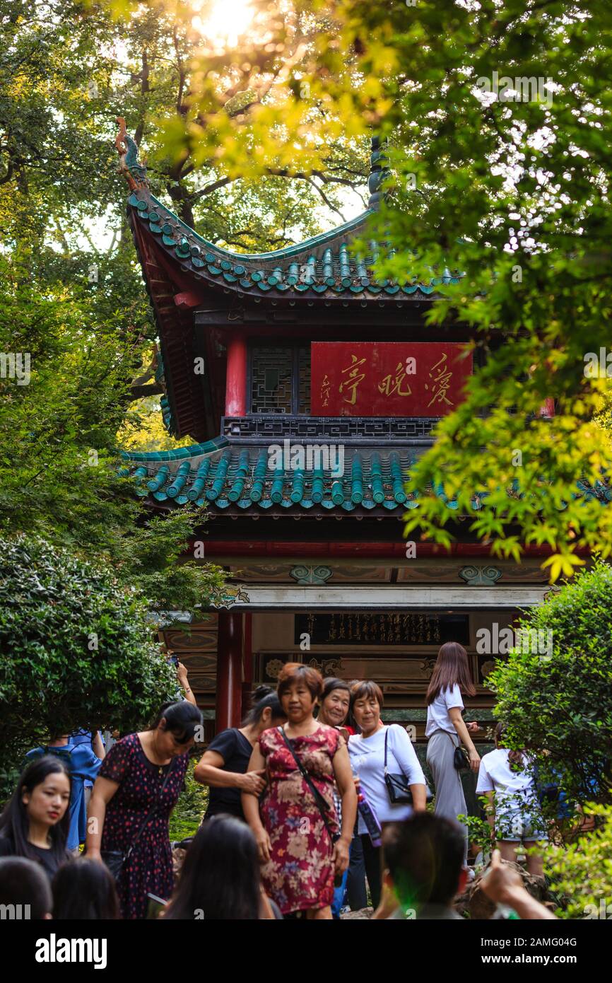 Hunan,changsha-07 SEP 2019:les résidents et les touristes prennent des photos au pavillon aiwan dans la montagne yuelu Banque D'Images