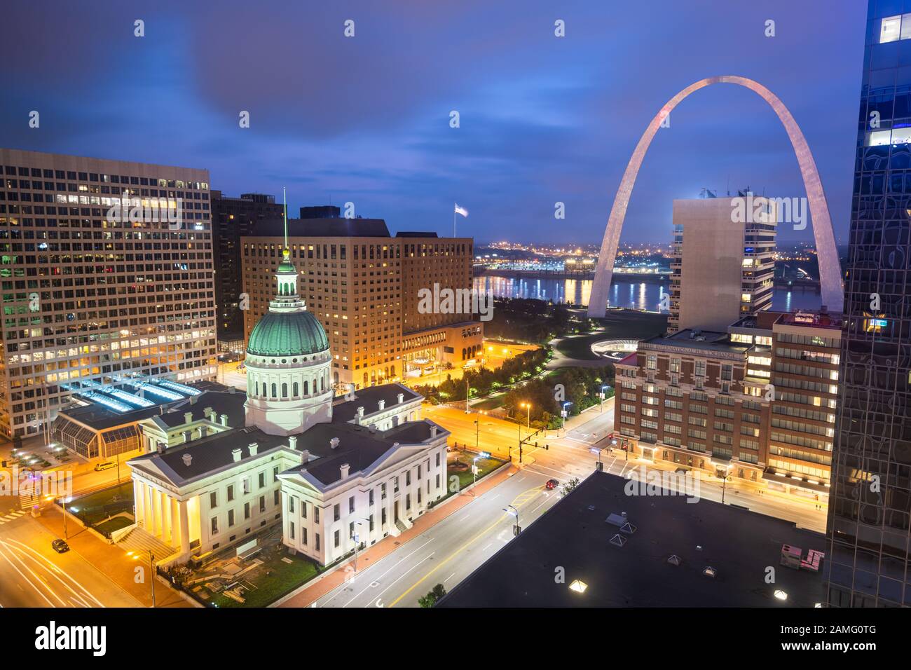 St Louis, Missouri, USA Downtown cityscape avec l'arche et le palais de justice la nuit. Banque D'Images