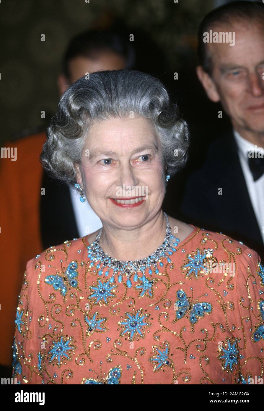 HM la reine Elizabeth II assiste au Tattoo de Berlin à Deutschlandhalle à Berlin lors De Sa Visite d'État en Allemagne en octobre 1992. (Robe Conçue Par Ian T Banque D'Images