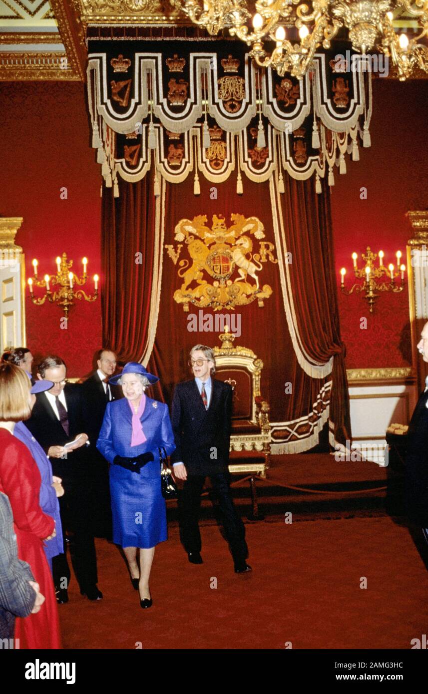HM Queen Elizabeth II et HRH Duke of Edinburgh arrivent pour une réception dans la salle du trône au St James's Palace, Londres, Angleterre, novembre 1992 Banque D'Images
