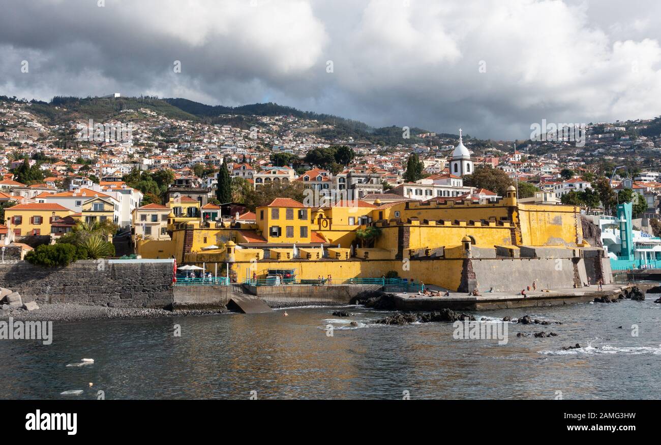 Sao Tiago forteresse sur la côte de Funchal, Madeira, Portugal Banque D'Images