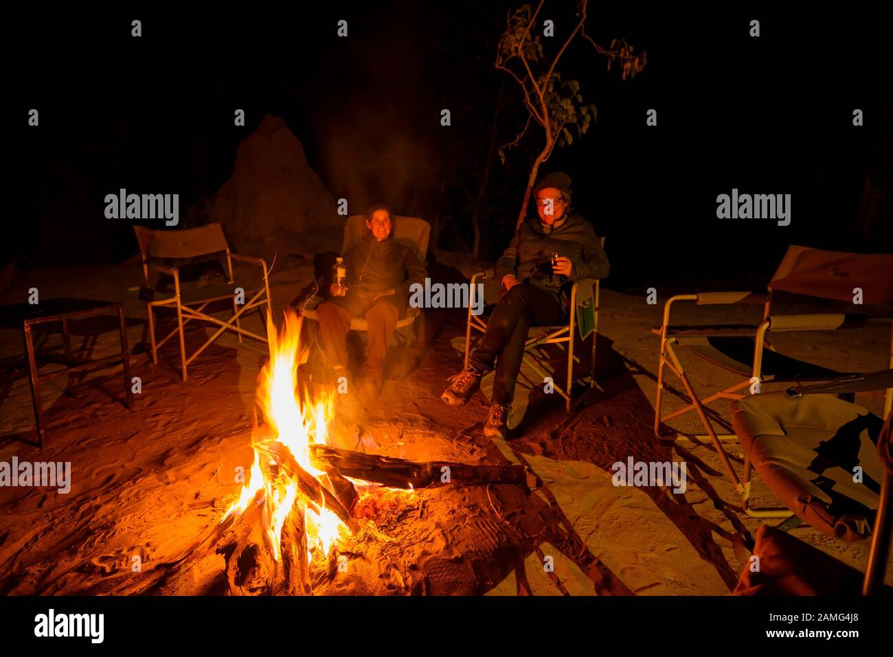 Les touristes autour du feu de camp au camp de Bushman Plains, dans le Delta d'Okavanago, au Botswana Banque D'Images