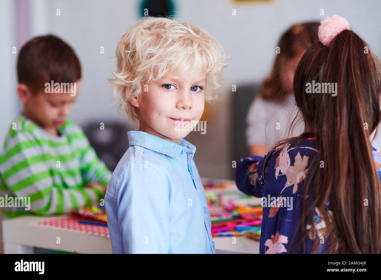 Joyeux garçon en chemise bleue Banque D'Images