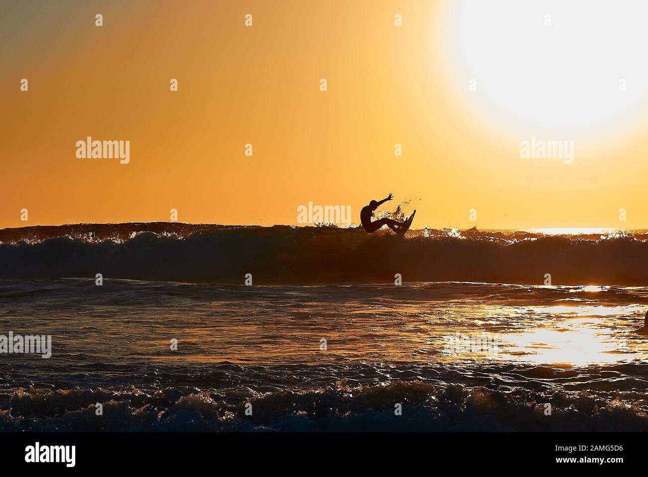 Surfer sur fond de coucher de soleil à Agadir, Marocco Banque D'Images