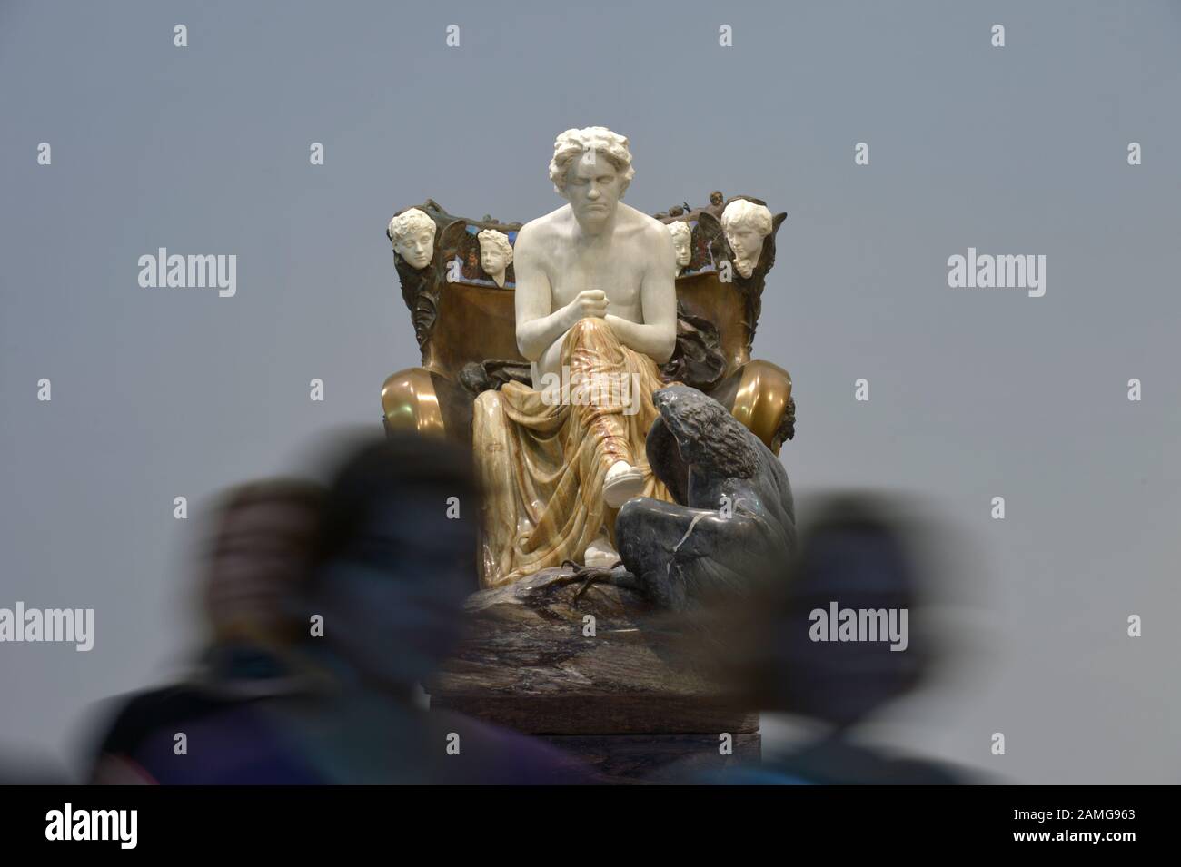 Leipzig, Allemagne. 17 décembre 2019. La sculpture Klinger 'Beethoven' du Musée des beaux-arts de Leipzig est un accrocheur. L'année 2020 marquera à la fois le 250ème anniversaire du compositeur Ludwig van Beethoven et le 100ème anniversaire de la mort de l'artiste Max Klinger (1857-1920). Crédit : Volksmar Heinz/dpa-Zentralbild/ZB/dpa/Alay Live News Banque D'Images