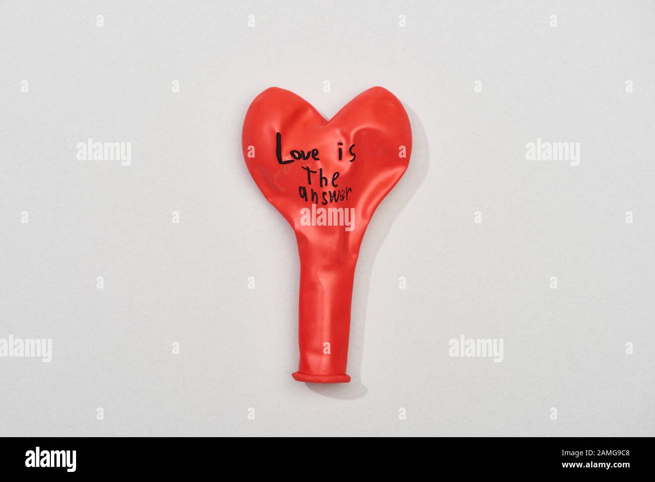 La Vue De Dessus Du Ballon Rouge Avec L Amour Est La Citation De Reponse Sur Fond Gris Photo Stock Alamy La Vue De Dessus Du Ballon Rouge Avec L Amour Est La Citation De Reponse Sur Fond Gris Photo Stock Alamy