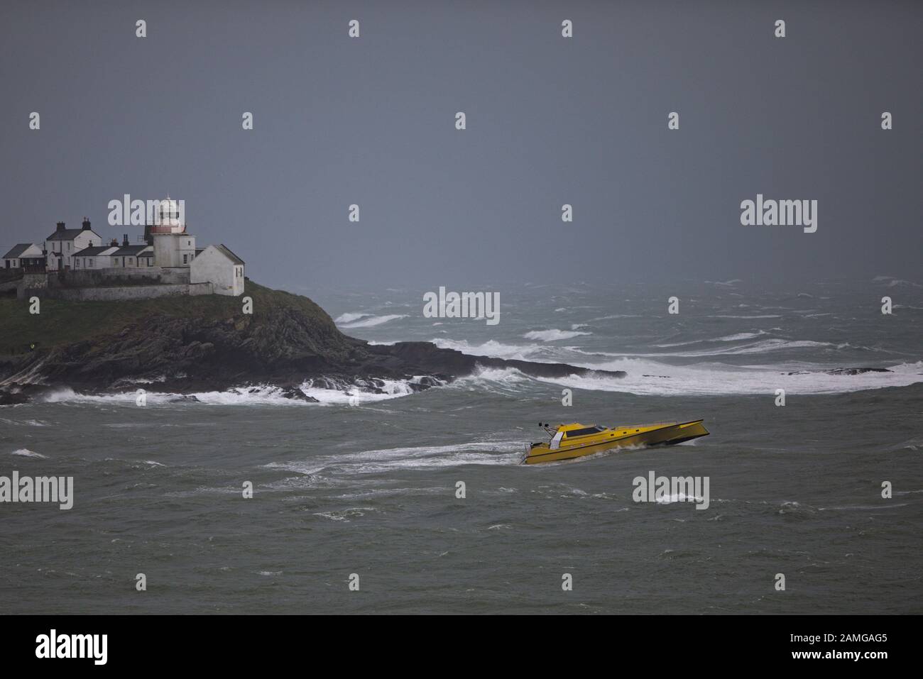 Thunderchild II subit des essais de tempête chez Roche's Point dans le comté de Cork en Irlande Banque D'Images