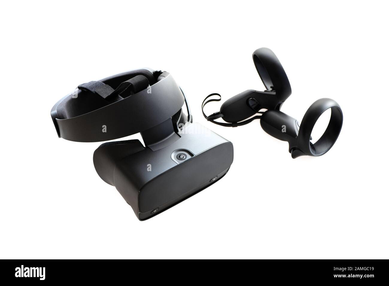 Casque de réalité virtuelle avec contrôleurs isolés sur fond blanc. Banque D'Images