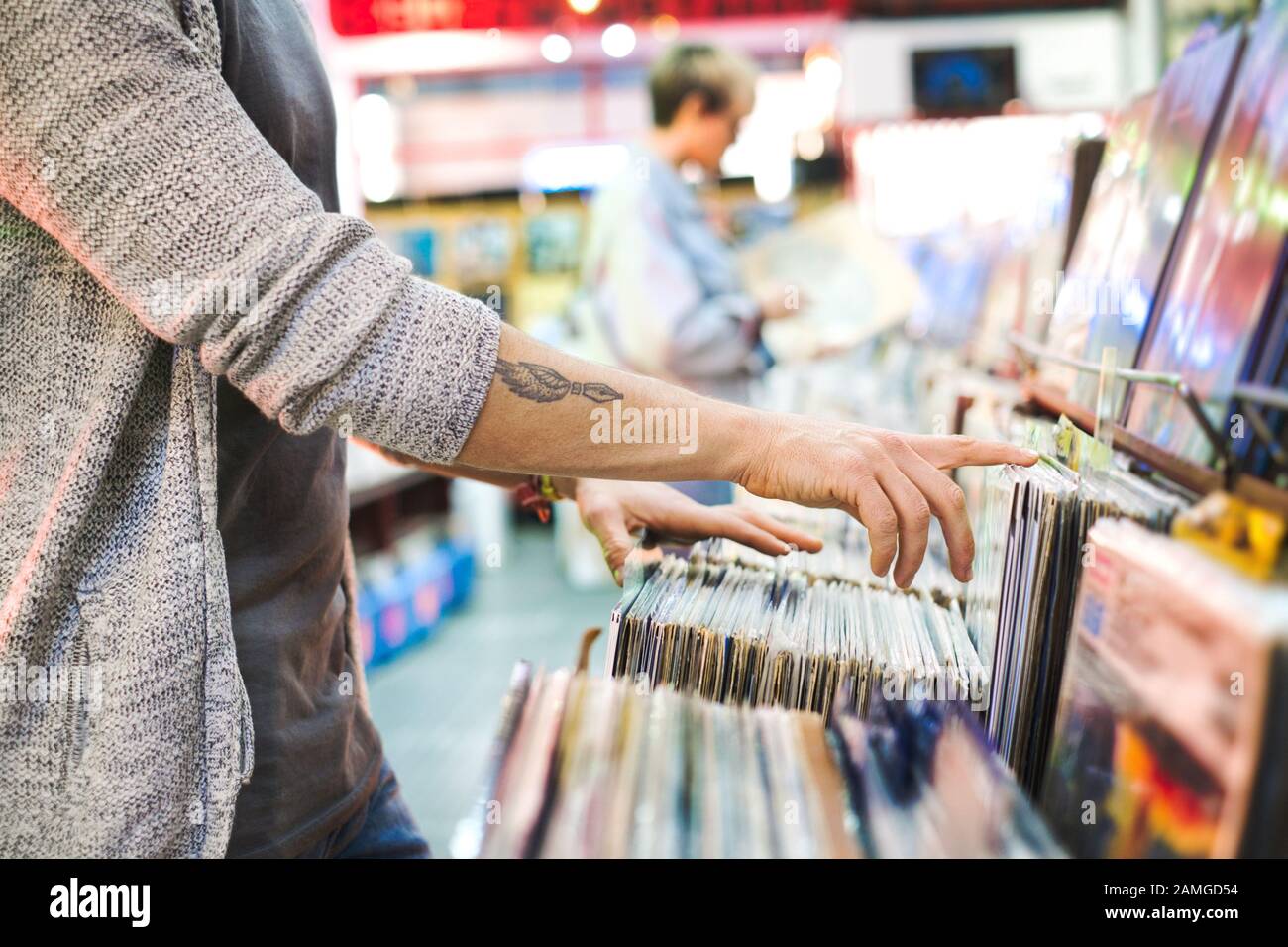 Jeune homme choisissant LP Vinyle Vintage Records en boutique Banque D'Images