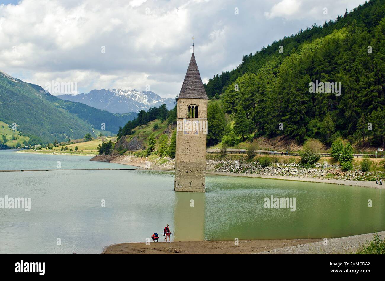 Italie, une église sunken épique dans le lac Reschen - Lago di Resia - dans le Tyrol du Sud Banque D'Images