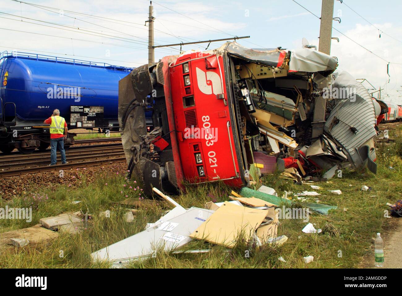 Gramatneusiedl, Autriche - 27 juillet 2005: Accident ferroviaire avec wagons endommagés sur rails Banque D'Images