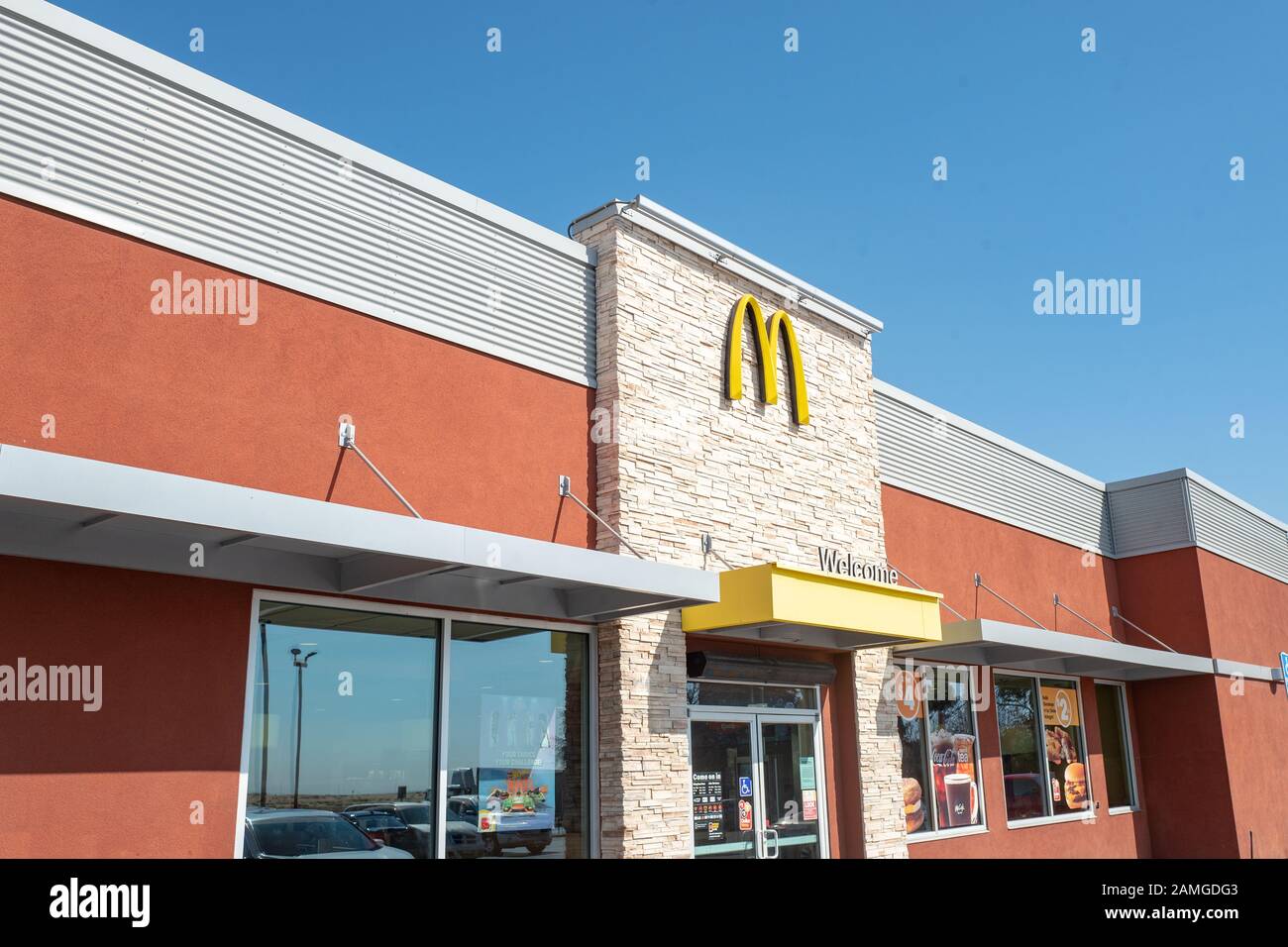 Façade du restaurant McDonald's Fast-food récemment rénové, le long de l'autoroute Interstate 5 à Coalinga, Californie, 26 octobre 2019. () Banque D'Images