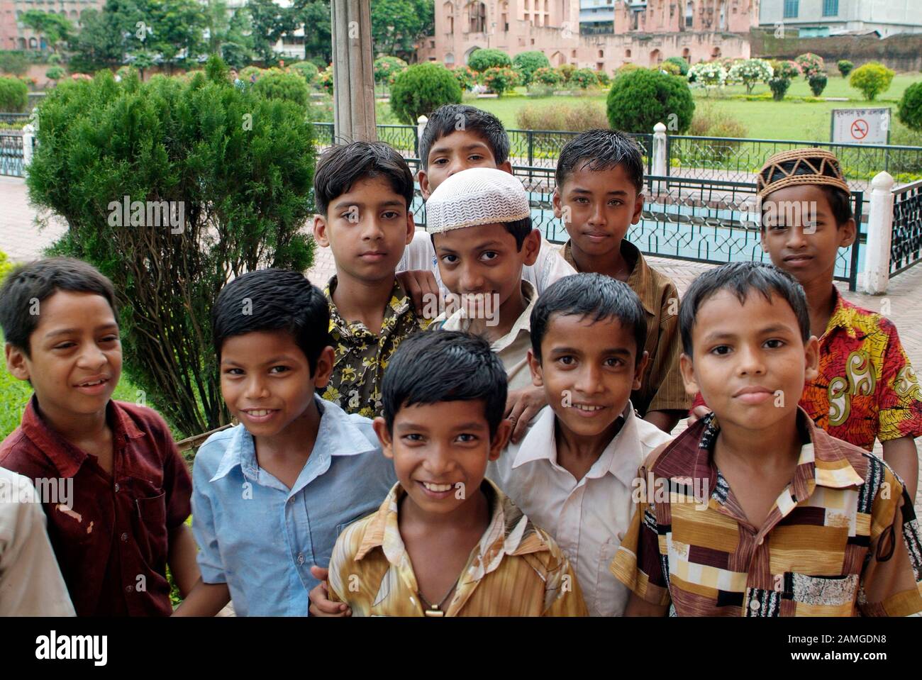 Dhaka, Bangladesh - 17 septembre 2009: Jeunes non identifiés et amicaux regardant les habitants bengali Banque D'Images