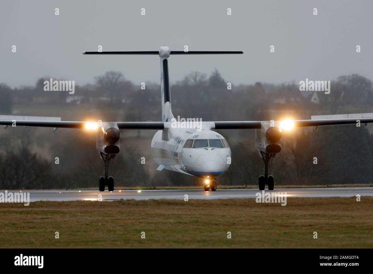 G-ECOO Flybe de Havilland Canada DHC-8-402Q Dash 8 cn 4237 à l'aéroport de Luton Bedfordshire Banque D'Images