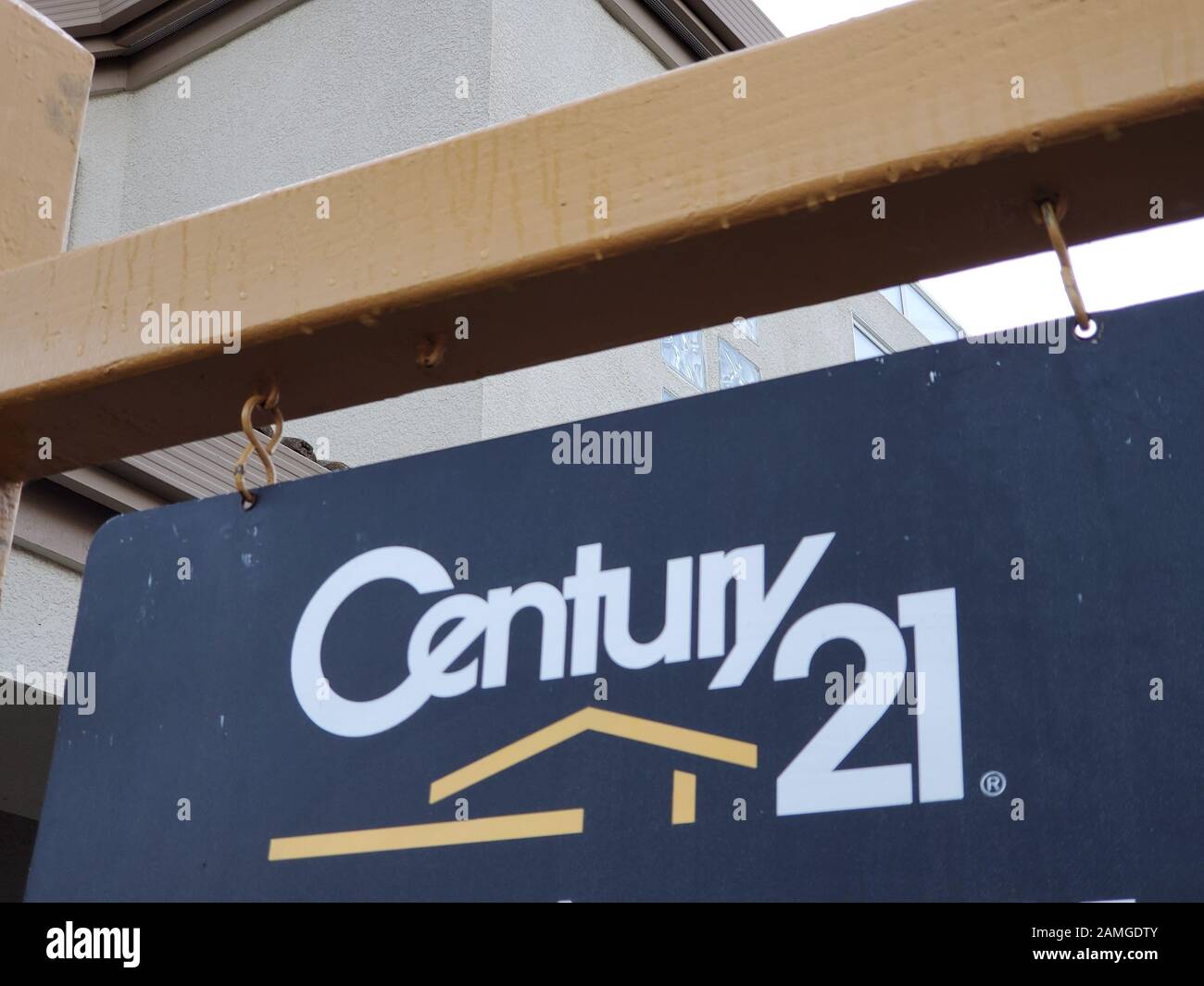 Gros plan de maison à vendre signe pour le courtage immobilier Century 21, avec maison à vendre en arrière-plan, San Ramon, Californie, 22 novembre 2019. () Banque D'Images