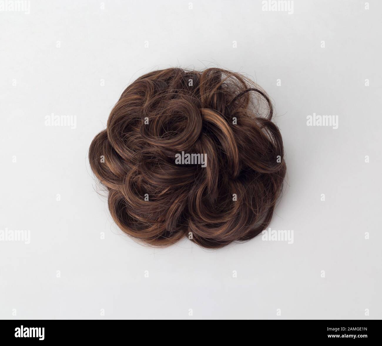 cheveux bruns disqués, conçus en épingle à cheveux, isolés sur fond blanc Banque D'Images