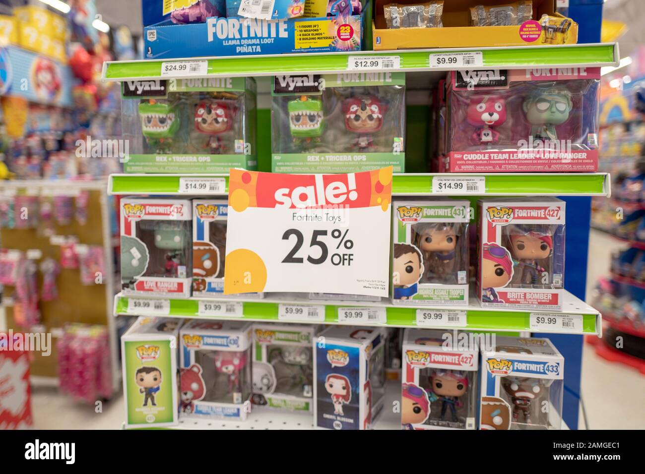 Exposition présentant des marchandises pour le jeu vidéo populaire pour enfants Fortnite dans un magasin de détail à Pleasanton, Californie, 23 novembre 2019. () Banque D'Images