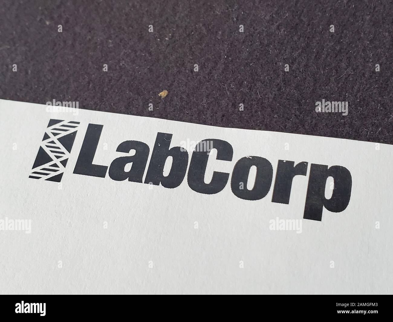 Gros plan du logo pour laboratoire médical Labcorp sur papier sur une surface sombre, 25 novembre 2019. () Banque D'Images