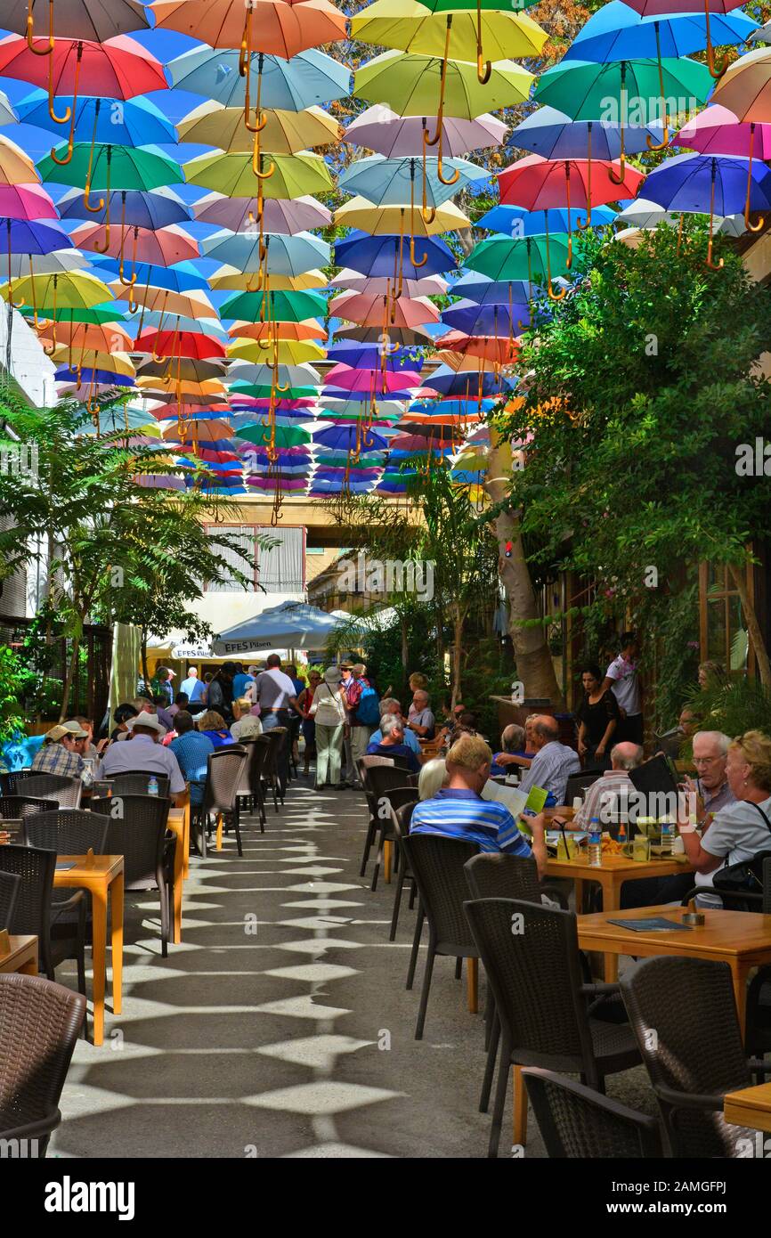 Nicosie, Chypre - 20 octobre 2015 : personnes non identifiées au restaurant avec parasols colorés pour la protection solaire Banque D'Images